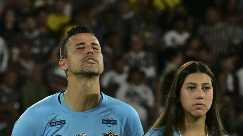 Foot: Peter Shilton f&eacute;licite le br&eacute;silien Fabio pour avoir battu son record de matches jou&eacute;s