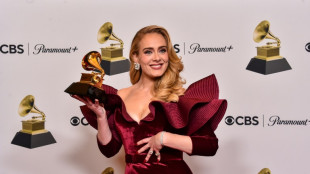 Juiz pro&iacute;be reprodu&ccedil;&atilde;o mundial de m&uacute;sica de Adele por den&uacute;ncia de pl&aacute;gio no Brasil