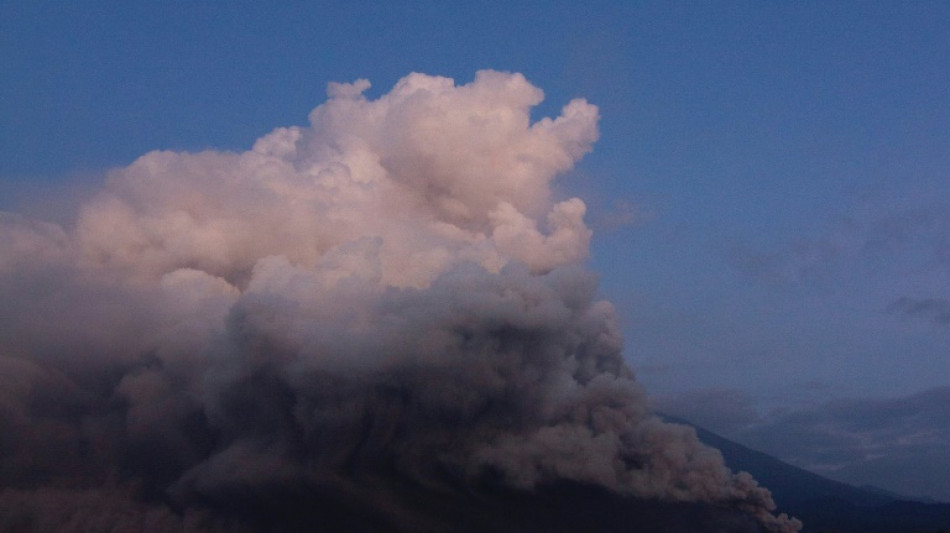 Indonesia evacúa a cerca de 2.000 personas por la erupción del volcán del Monte Semeru
