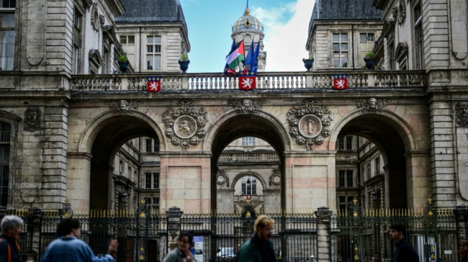 Rund 50 franz&ouml;sische B&uuml;rgermeister hissen pal&auml;stinensische Flagge