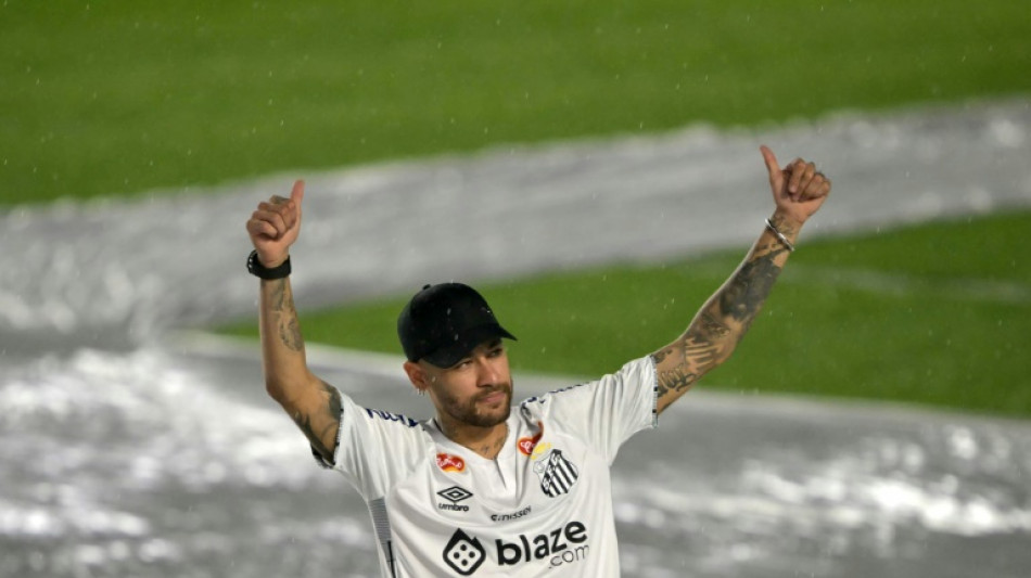 Le "10" rentre &agrave; la maison: Neymar retrouve les supporteurs du Santos 