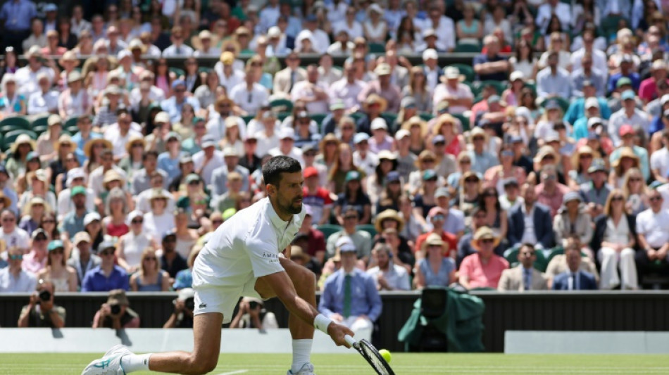 Wimbledon: Djokovic exp&eacute;ditif, Swiatek en deux temps 