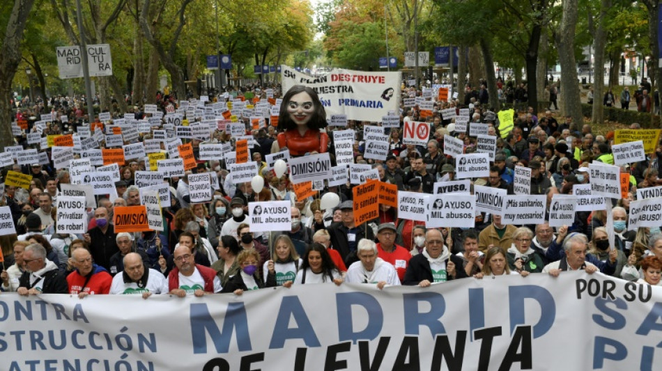 Manifestation massive &agrave; Madrid pour d&eacute;fendre le syst&egrave;me de sant&eacute; public r&eacute;gional