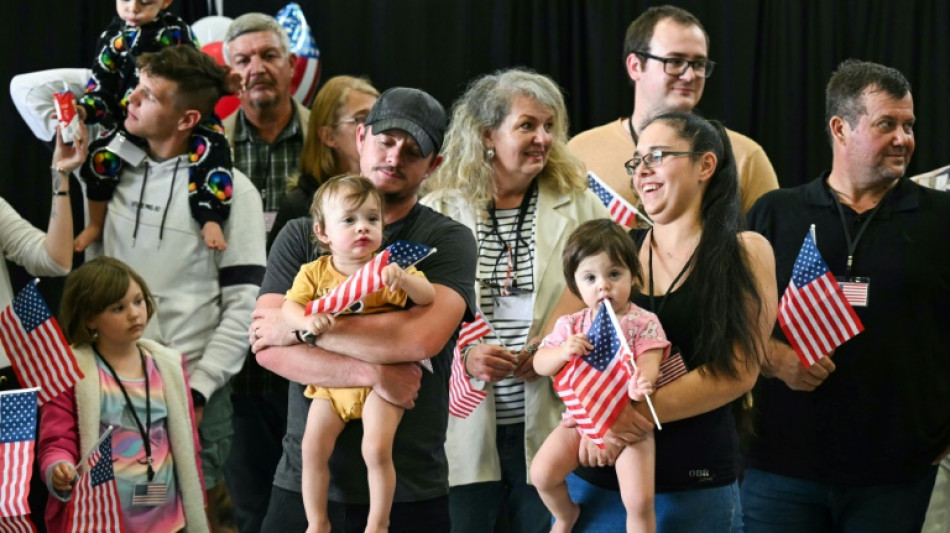 EUA reduzirá bruscamente admissão de refugiados, com prioridade para brancos sul-africanos