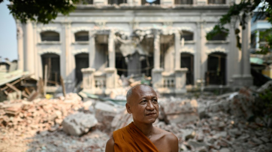 "Comme vivre en enfer" : à Mandalay en Birmanie, un monastère bouddhiste dévasté par le séisme
