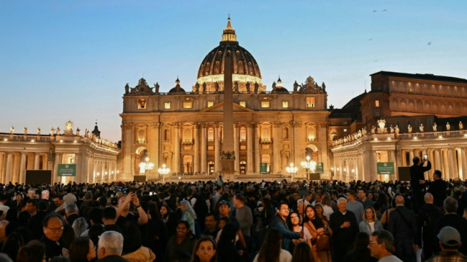Petersdom öffnet seine Tore für zweiten Tag der Aufbahrung von Papst Franziskus