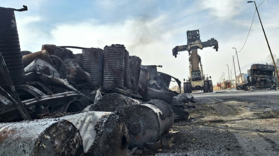 El presidente de Irán visita sitio de explosión en principal puerto del país que dejó al menos 28 muertos