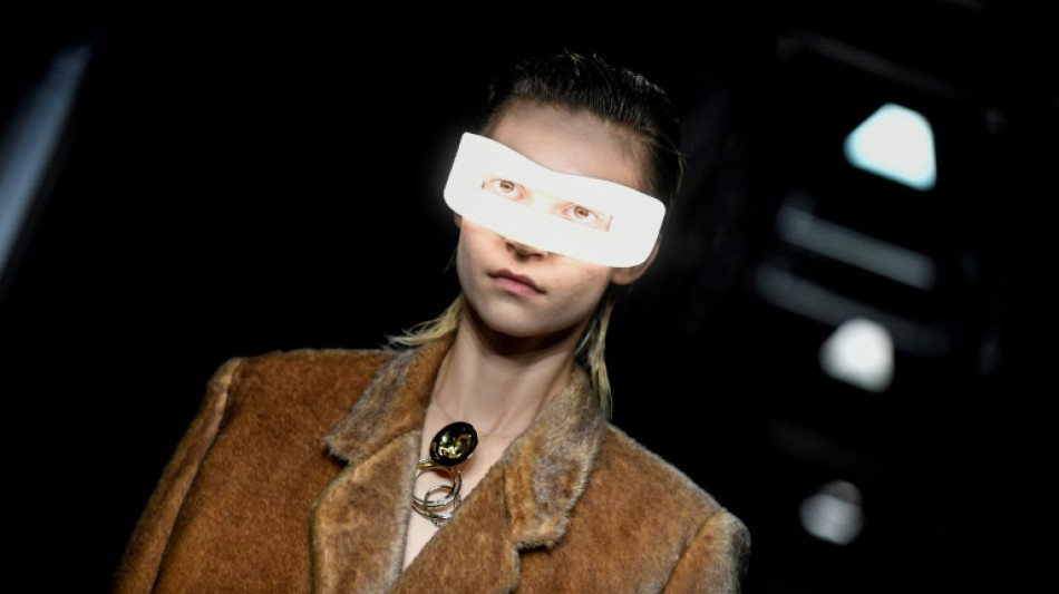 La mujer Vuitton deslumbra con gafas luminosas en Par&iacute;s