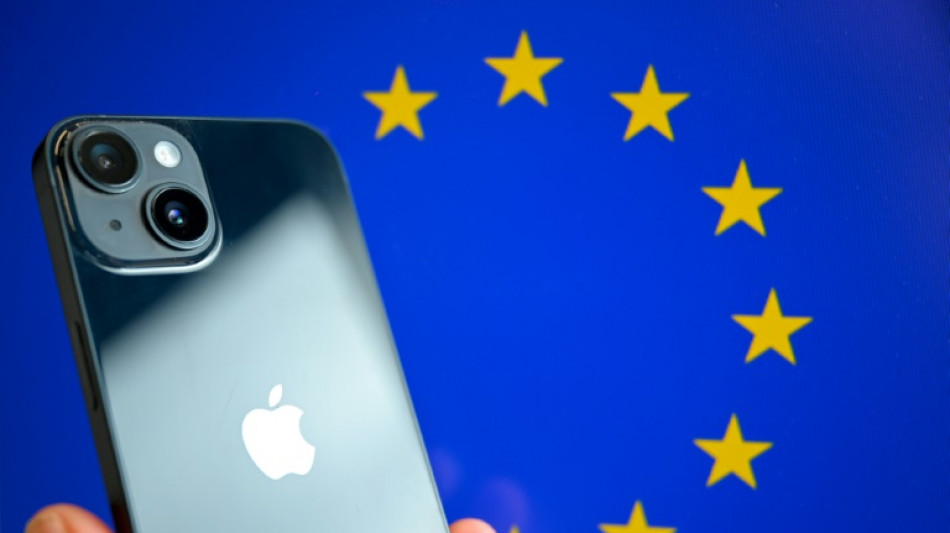 UE anuncia multas elevadas contra Apple e Meta em meio a tensões comerciais com EUSA