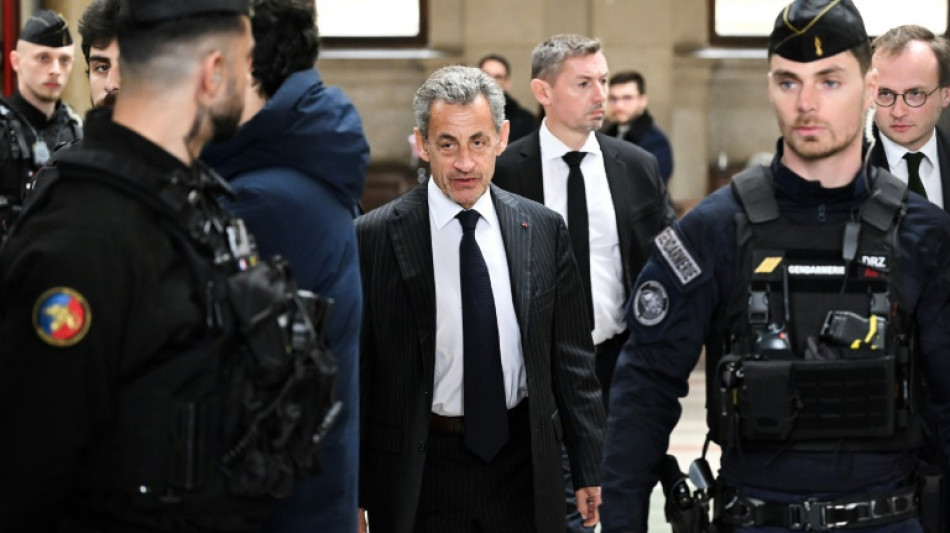 Fran&ccedil;a retira condecora&ccedil;&atilde;o de ex-presidente Sarkozy ap&oacute;s condena&ccedil;&atilde;o por corrup&ccedil;&atilde;o