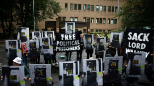 Condenan a prisi&oacute;n a dos ambientalistas por arrojar sopa a "Los girasoles" de Van Gogh en Londres