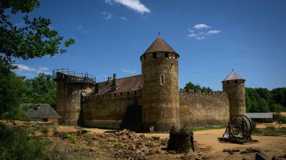 Ch&acirc;teau fort de Gu&eacute;delon: un chantier &agrave; remonter le temps, tourn&eacute; vers l'avenir