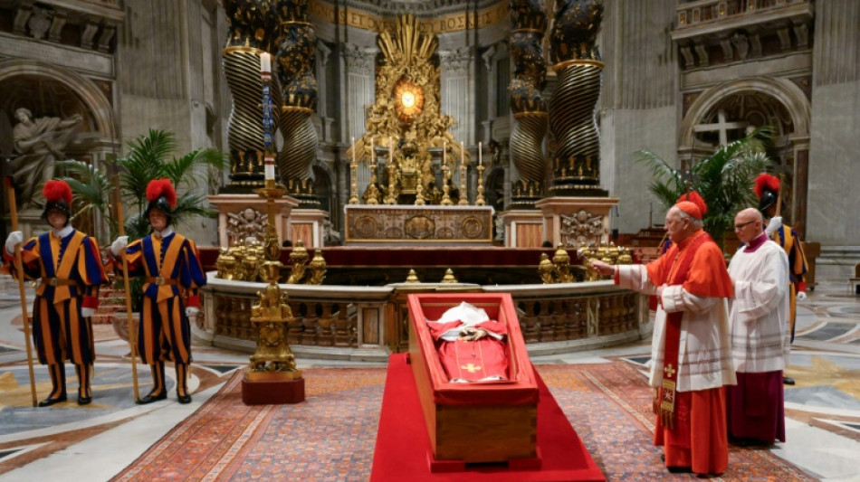 Caixão do papa Francisco chega à sua última morada, após despedida acompanhada por multidão
