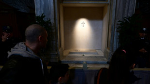 Miles de personas siguen honrando al papa Francisco a la espera del c&oacute;nclave