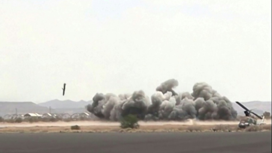 El gobierno yemen&iacute; bombardea el aeropuerto de San&aacute; y los hut&iacute;es amenazan con represalias