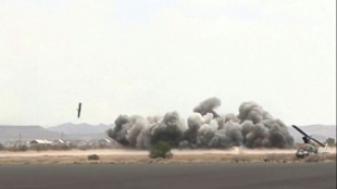 El gobierno yemen&iacute; bombardea el aeropuerto de San&aacute; y los hut&iacute;es amenazan con represalias