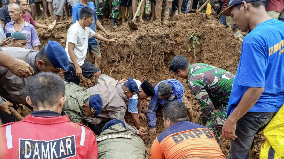 Frana travolge distretto in Indonesia centrale, almeno 15 morti