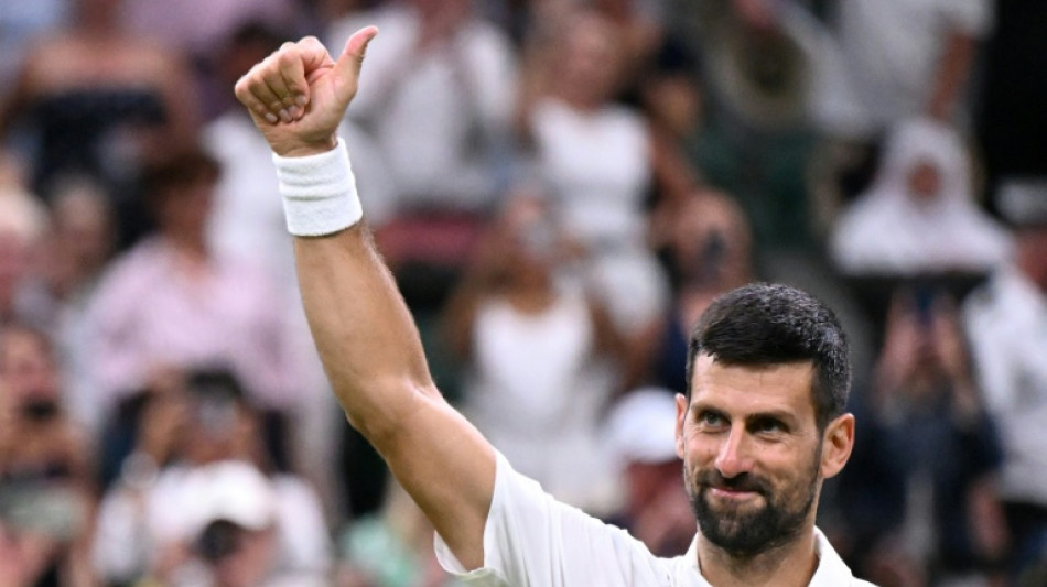 Djokovic bate Tsitsipas e vai &agrave; terceira rodada de Wimbledon