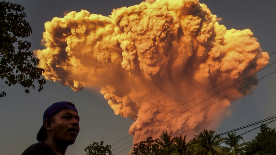 Bali: une vingtaine de vols annul&eacute;s apr&egrave;s l'&eacute;ruption du volcan Lewotobi Laki-Laki