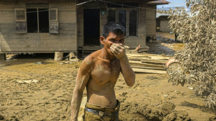 Starvation fears as flood toll passes 900 in Indonesia