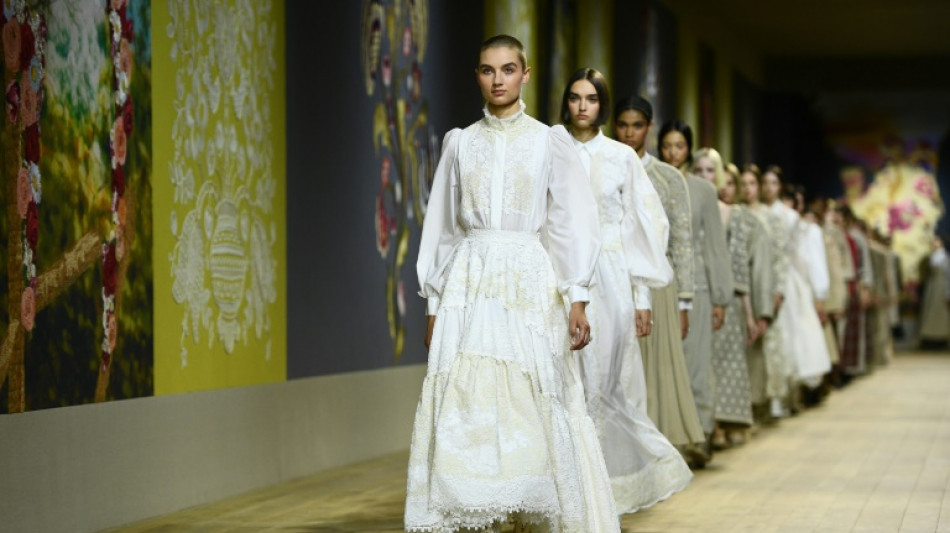 Dior presenta nuevos vestidos de alta costura en un desfile con gui&ntilde;o a Ucrania