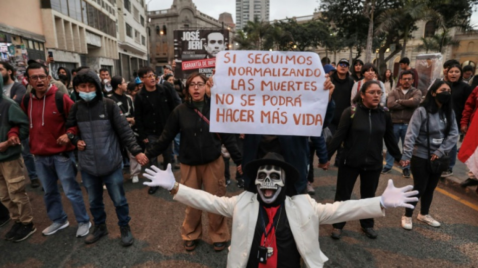 El gobierno peruano suspende al jefe policial de Lima tras las violentas protestas