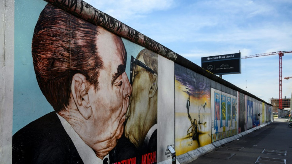 Aktivisten &uuml;berpinseln bekanntes Bruderkuss-Bild in Berlin - drei Gewahrsamnahmen