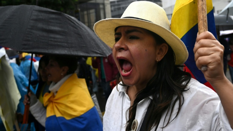 Miles marchan en Colombia en apoyo al expresidente Uribe tras condena