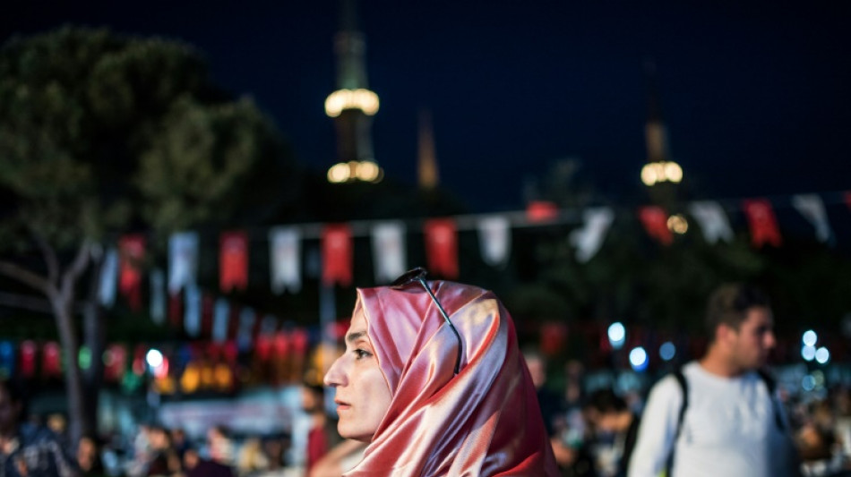 Le foulard flotte sur le Parlement avant les &eacute;lections en Turquie