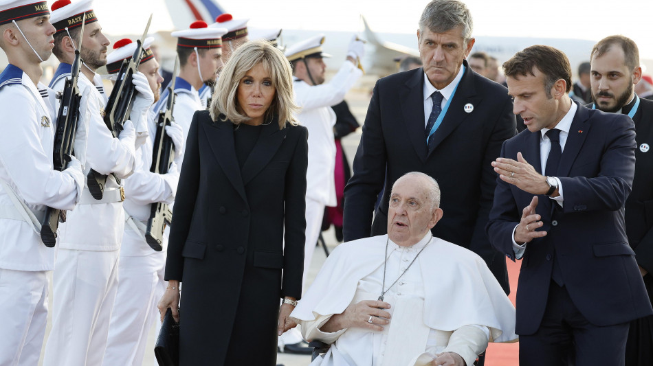 Macron, 'parteciperemo ai funerali di Papa Francesco'