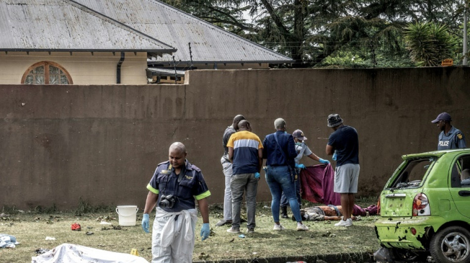 Dix morts dans l'explosion d'un camion-citerne pr&egrave;s de Johannesburg