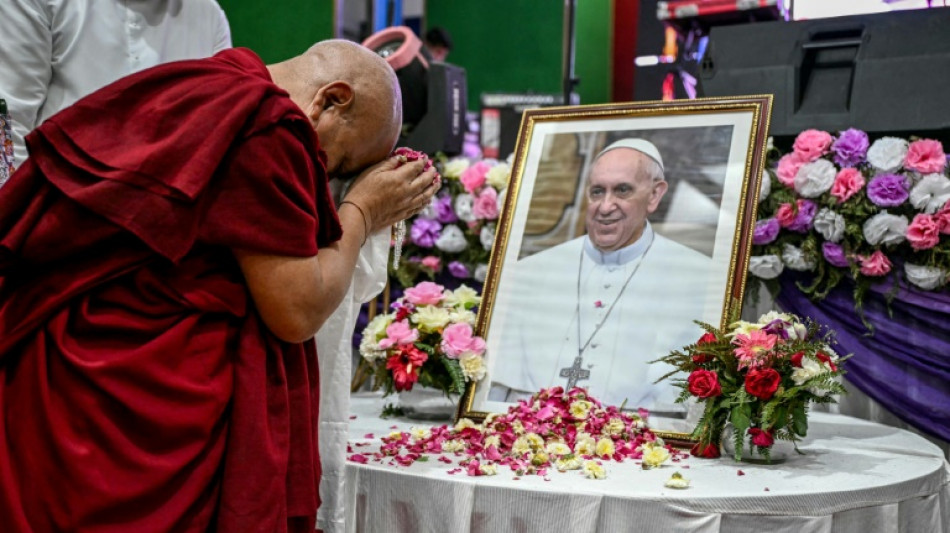 La mort du pape François déclenche une vague d'émotion à travers le monde