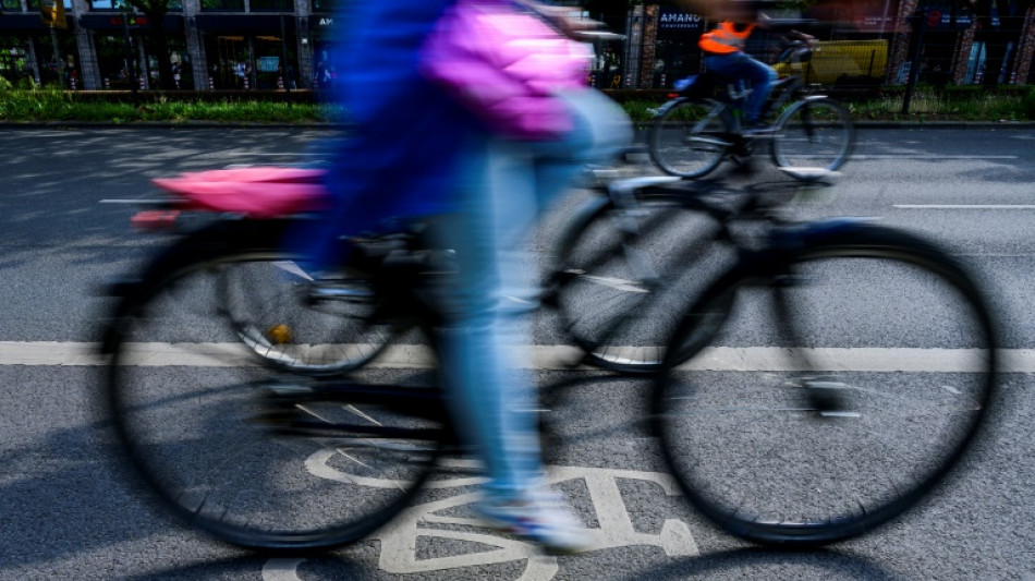 15-j&auml;hriger Radfahrer stirbt bei Unfall mit abbiegendem Lastwagen in Hamburg