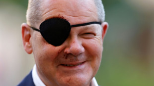 Olaf le pirate: le chancelier allemand se pr&eacute;sente avec un cache-oeil apr&egrave;s sa chute