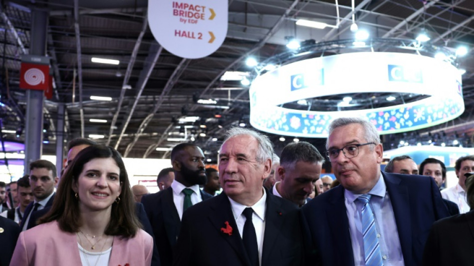 Bayrou exhorte "les grands" groupes de la tech à aider "les petits"