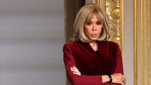 Brigitte Macron xinga feministas que interromperam show de humorista