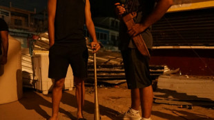 Moradores de Acapulco usam fac&otilde;es para evitar saques ap&oacute;s furac&atilde;o