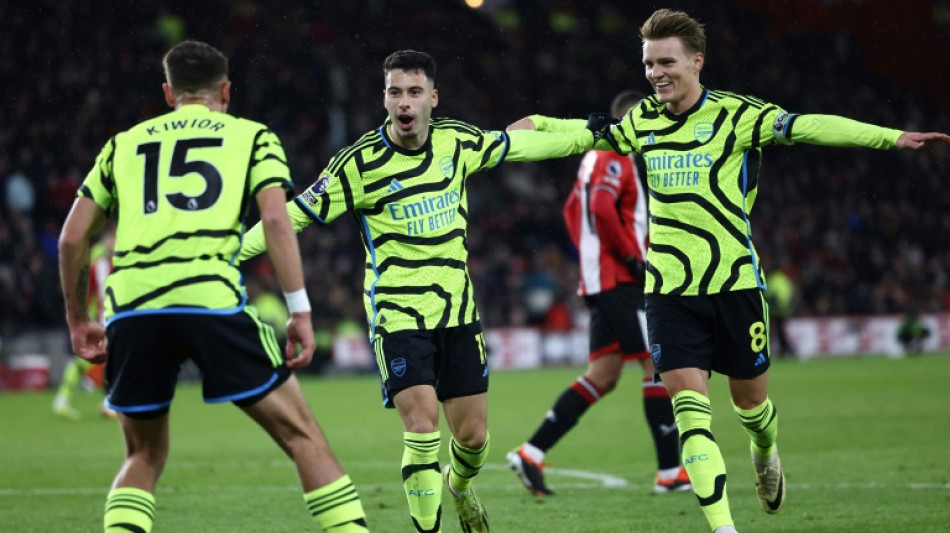 Arsenal atropela Sheffield e se mant&eacute;m na cola de City e Liverpool