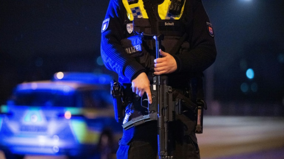 Mann wird in Hamburg offenbar von Hochhaus gestoßen und stirbt