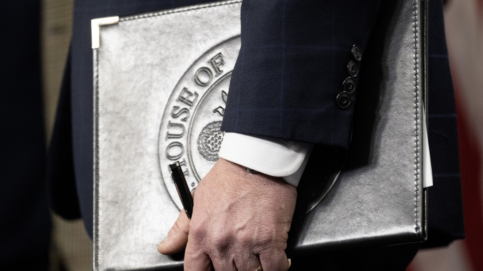 Camera Usa approva legge per divulgare file Epstein