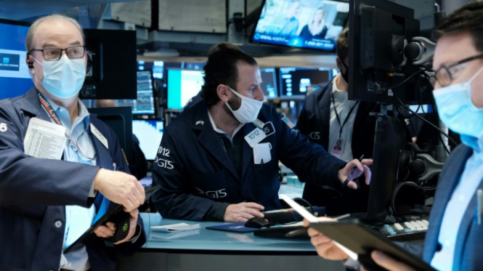Wall Street aborde en ordre dispers&eacute; la derni&egrave;re s&eacute;ance d'un mois en berne