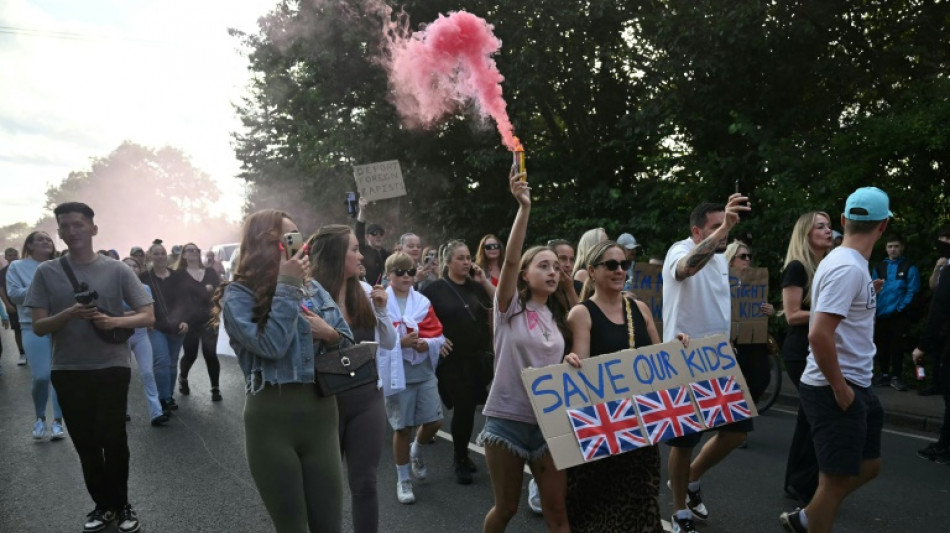 Erneut Unruhen vor Unterkunft f&uuml;r Asylbewerber im britischen Epping