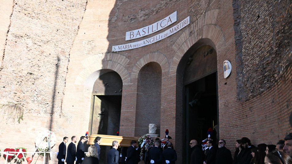 Il funerale di Valentino, solo fiori bianchi in chiesa