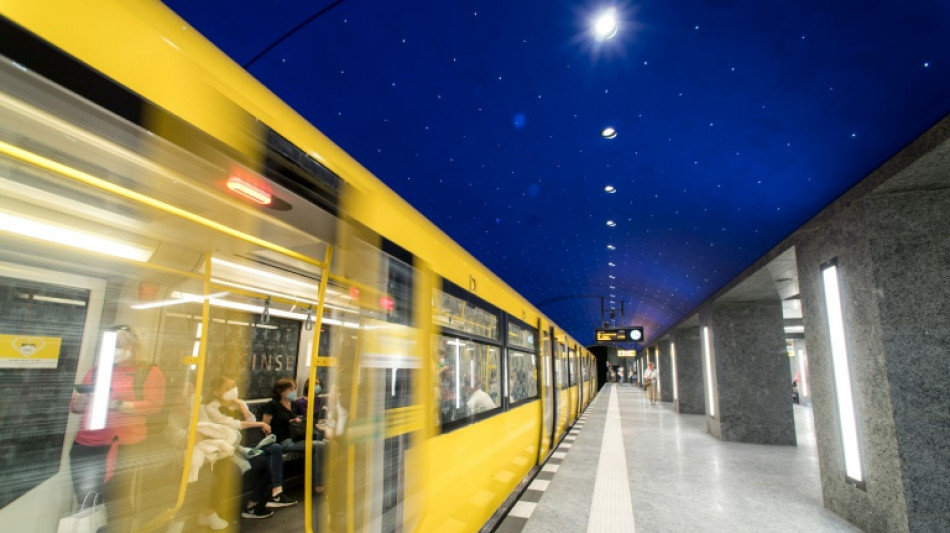 Zahl der Fahrgäste in Bussen und Bahnen 2021 nochmals gesunken