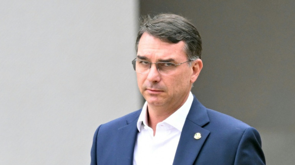 El presidenciable brasile&ntilde;o Fl&aacute;vio Bolsonaro no podr&aacute; visitar a su padre hasta despu&eacute;s de las elecciones