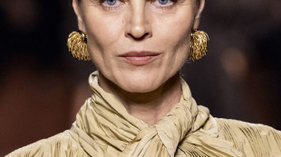 Il ritorno del colletto lavallière, austero e borghese, ora anche stiloso