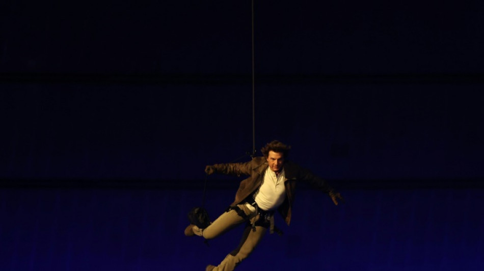 Y Tom Cruise salt&oacute; del techo: Par&iacute;s le pasa el testigo ol&iacute;mpico a Los &Aacute;ngeles 