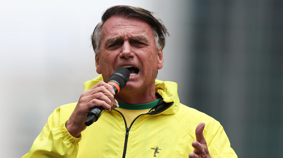 Bolsonaro ricoverato d'urgenza per forti dolori addominali