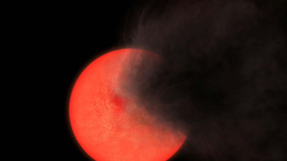 Una vieja estrella que emite humo descubierta en plena V&iacute;a L&aacute;ctea