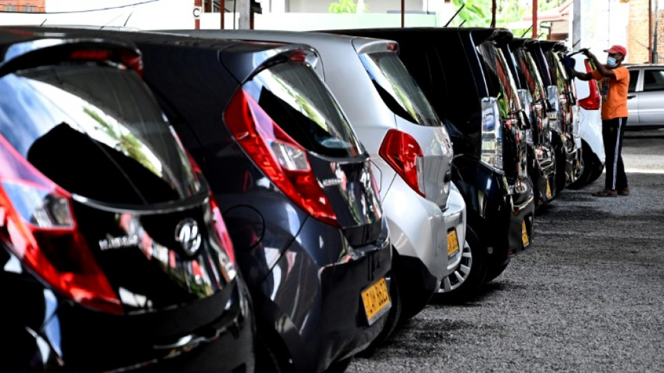 En la hundida economía de Sri Lanka, los coches usados van a precio de oro